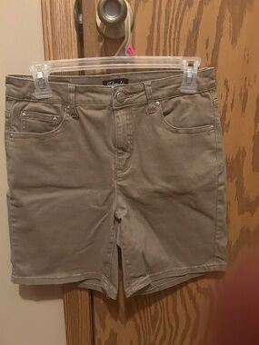 Gloria Vanderbilt Tan Bermuda Shorts